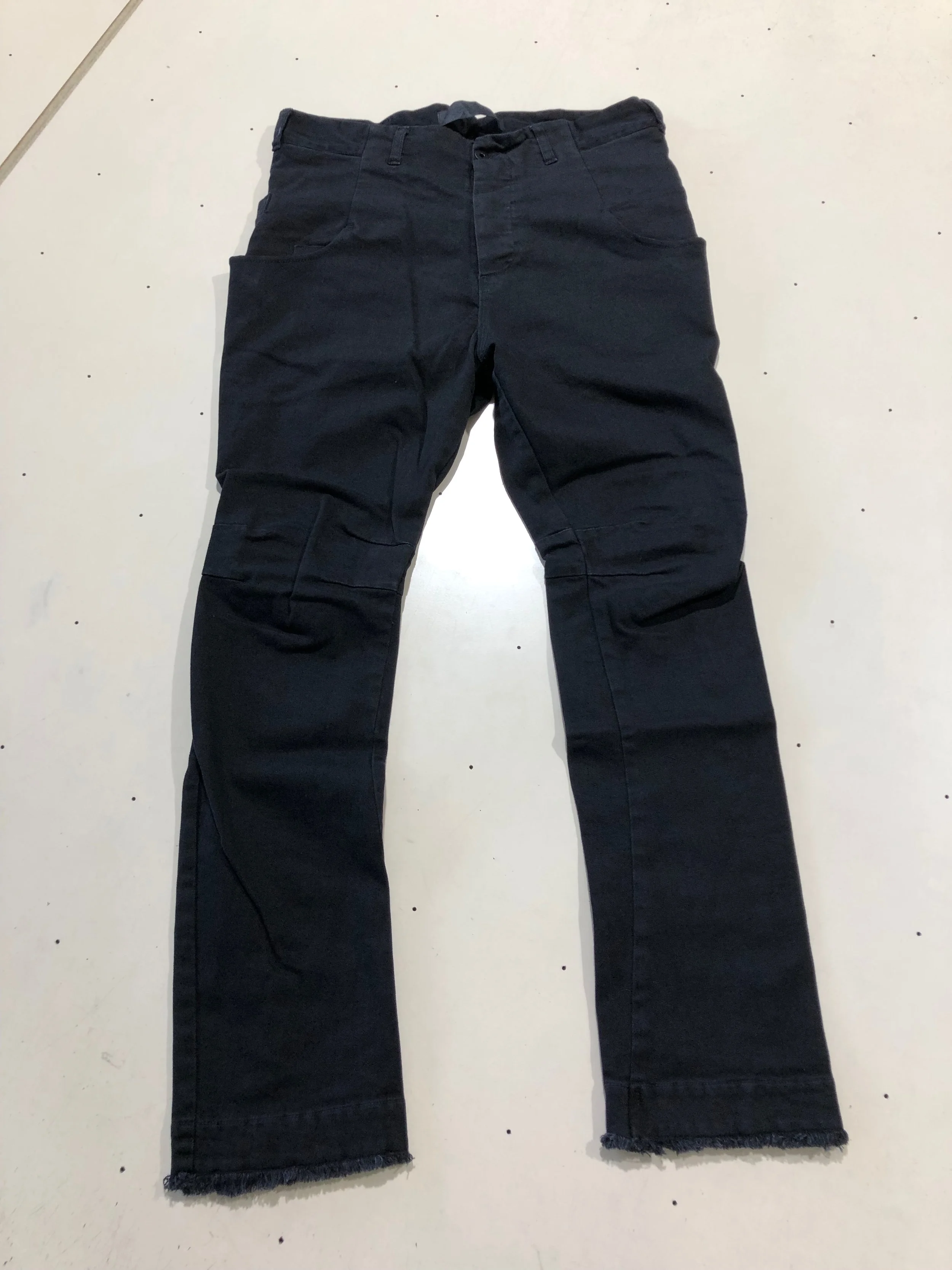 LLSS19M-JE02-Shaped-Line-Jeans-Black-01.jpeg
