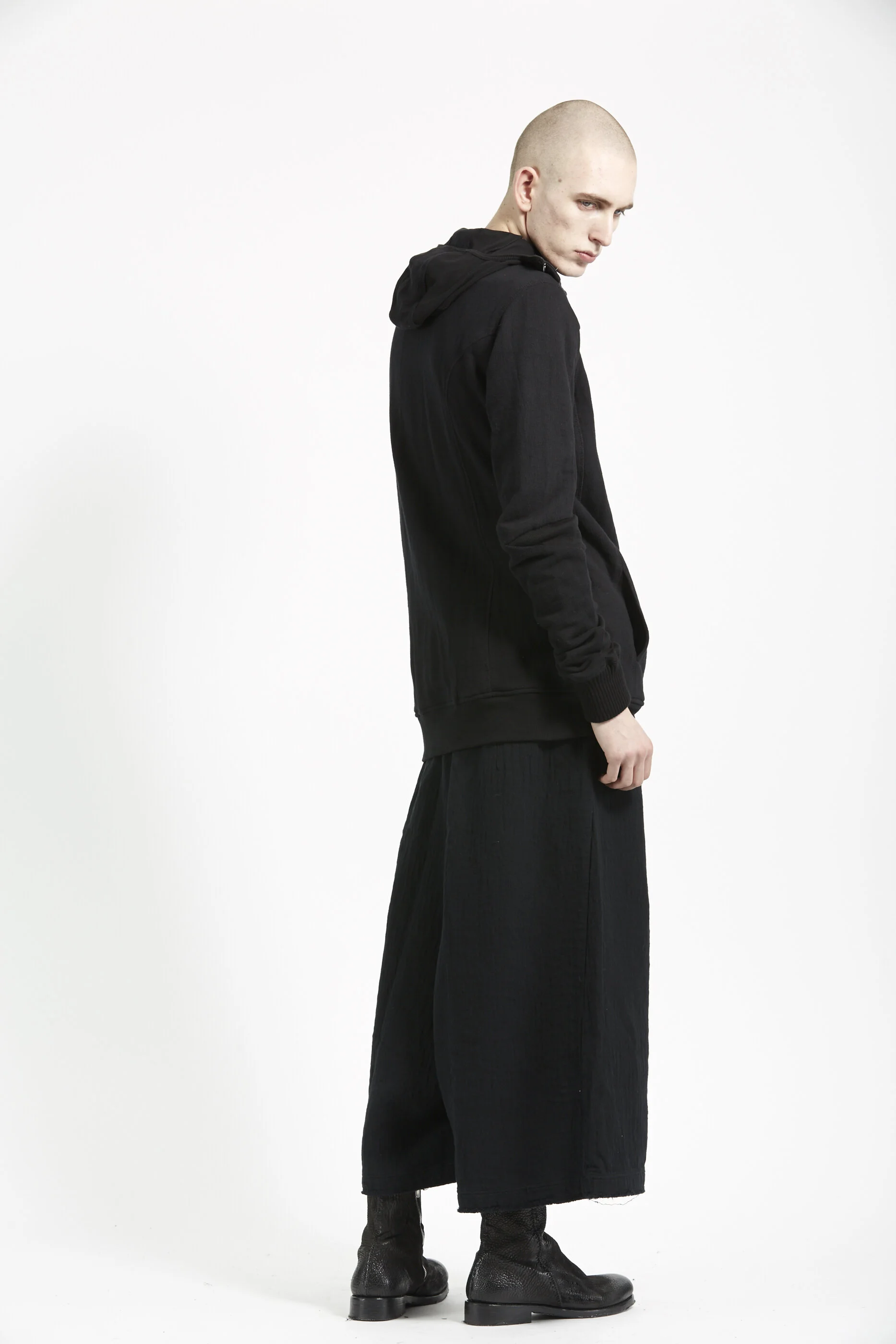 LLAW18M-SW01_LARVA_mask sweat_9758.jpg