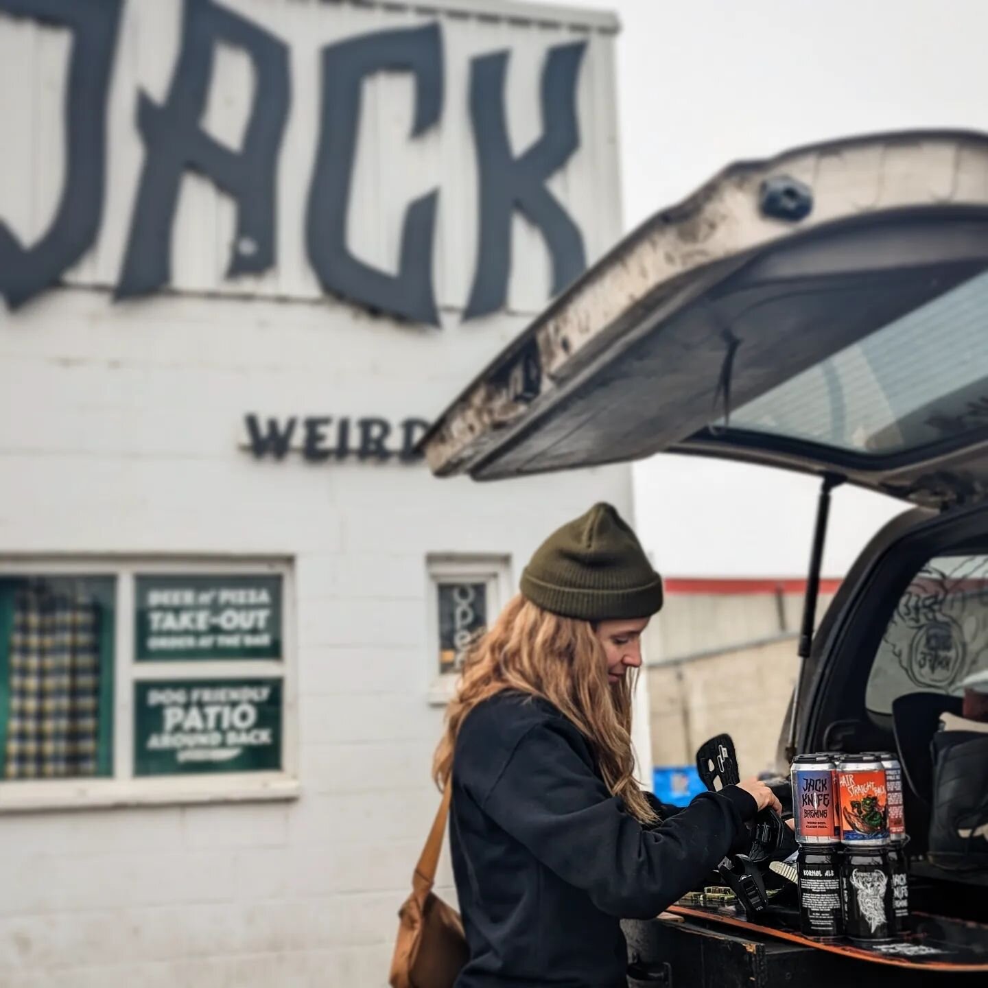 Friends! We're gearing up to pour HAIR STRAIGHT BACK and HUNTING LODGE up at Brewski tonight! 
🍻🏔️🍻🏔️🍻
Bringing @apexmtnresort and @thegunbarrelsaloon a taste of wild foraged ingredients from the mountains to the mountain!
🍻⚡🍕🤘
Cheers!
#weird