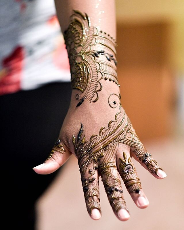 I could tell you aaaaall of the reasons why @CardamomCloveHenna is the best choice for henna at your upcoming gathering, but instead I'll let my client Nicole tell you herself: ⠀⠀⠀⠀⠀⠀⠀⠀⠀
&quot;🌟🌟🌟🌟🌟 I recently hosted a henna party for my birthda