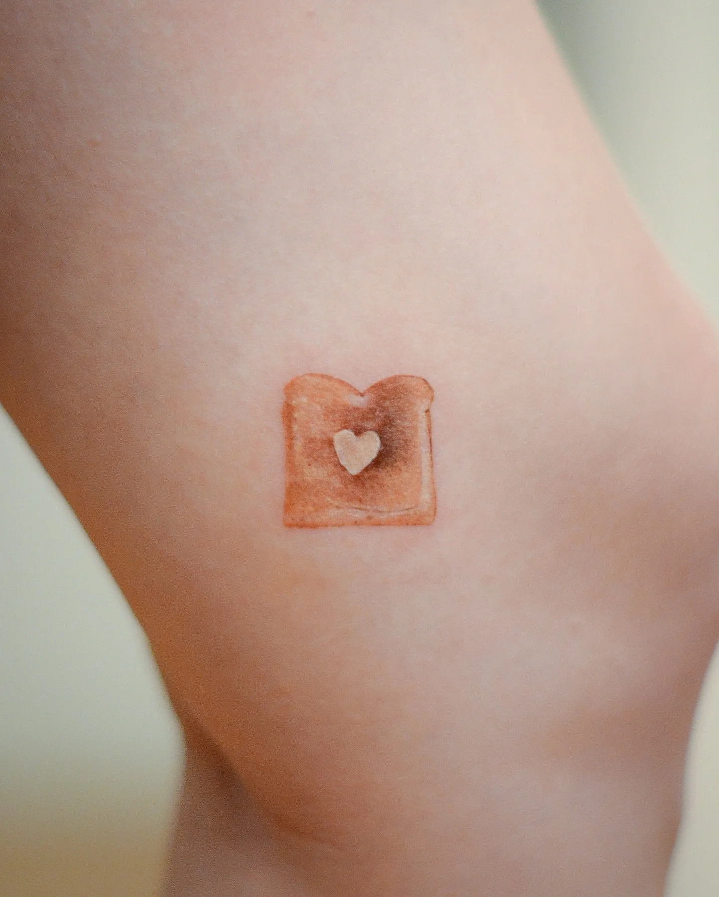 For 빵 🍞 소녀 👧🏻 @tattooist_yeonnie - booking link in bio. @tattooist_jason @area6tattoostudio 
.
.
.

#tattooist_jason #area6tattoostudio #tattoo #tattooing #tattooartist #tattooist #tattoonyc #nyctattoo #tattooed #linework #foodtattoo #bread #small