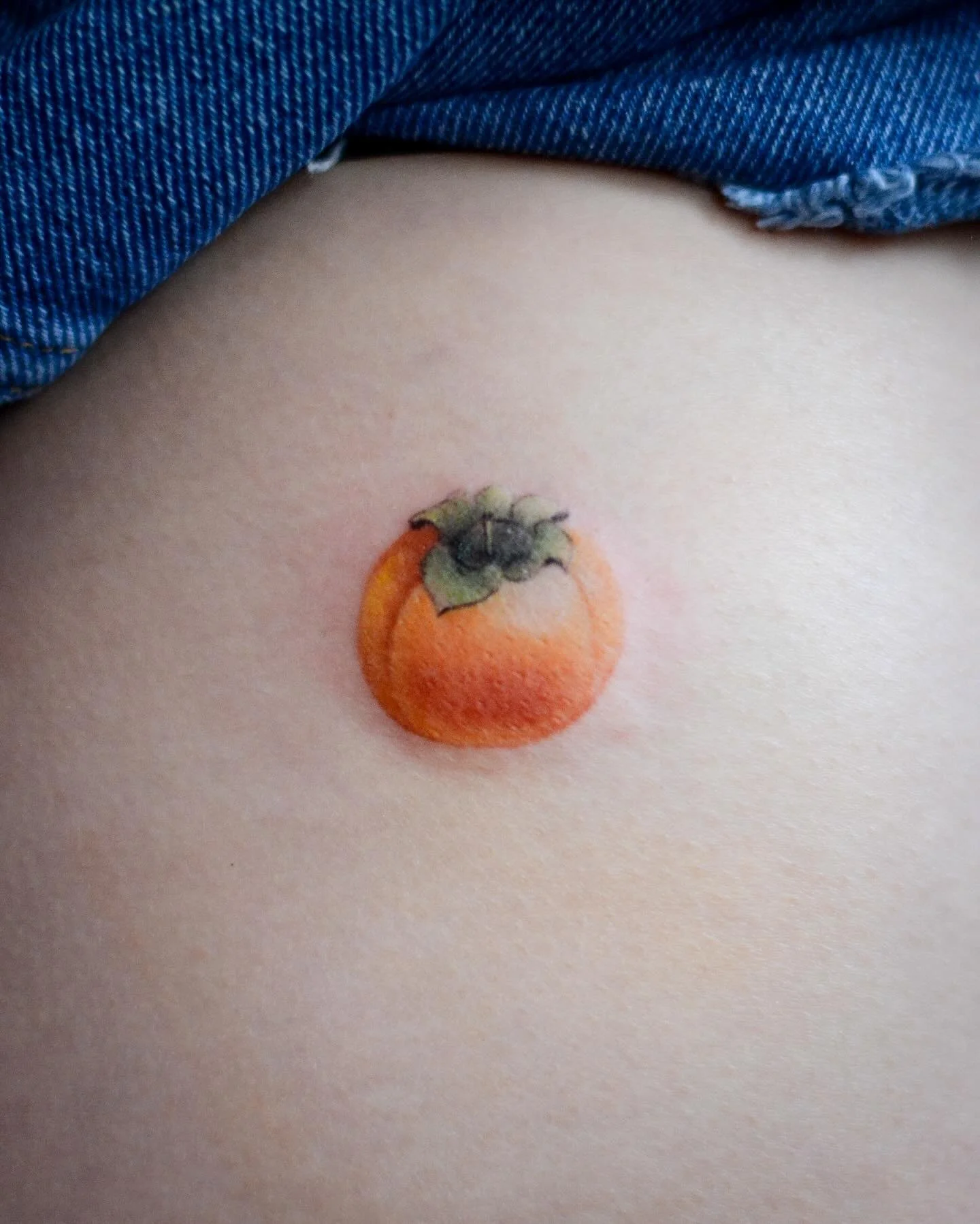 🍊&ldquo;감&rdquo;- email or dm for appointments. 📧jaosninklife@gmail.com 

#fruittattoo #persimmon #smalltattoo #감 #맛있는과일