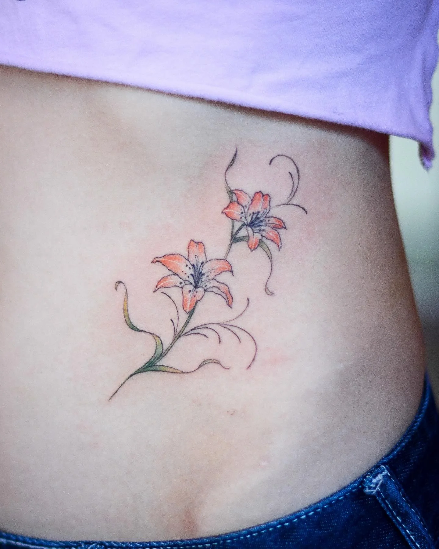💐🌱-please email or dm for appointments. 📧- jasoninklife@gmail.com

#flowertattoo #lilyflower #smallflower