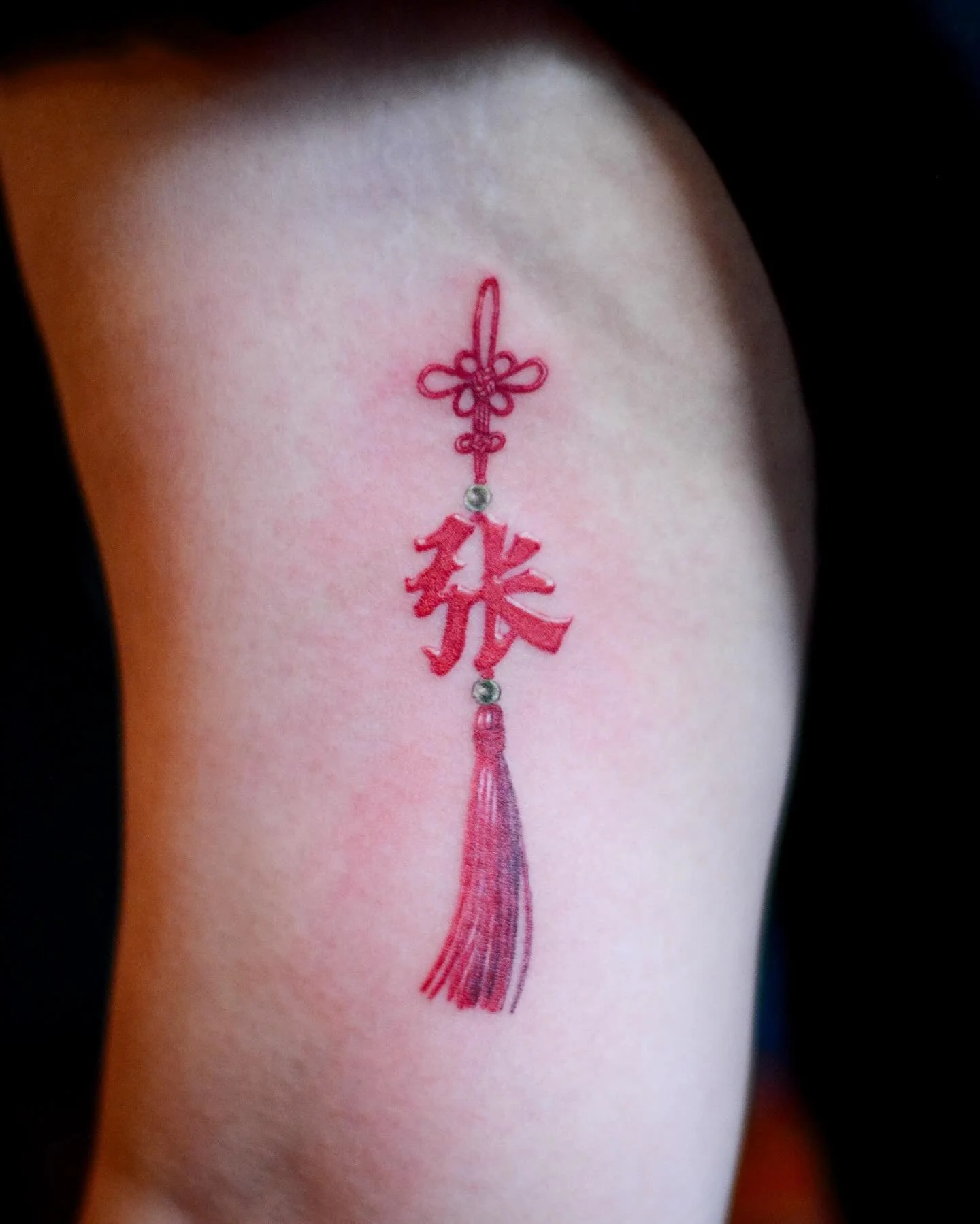 Chinese knot 🪢 with her family name&rdquo;张&rdquo;（Zhang)-booking link in bio. 
.
.
.
#tattoo #tattooing #tattooist #tattooartists #tattooed #tattooart #tattooidea #tattoodesign #chineseknot #tattoolife #chinesetattoo #redink #tattoostyle #inspirati