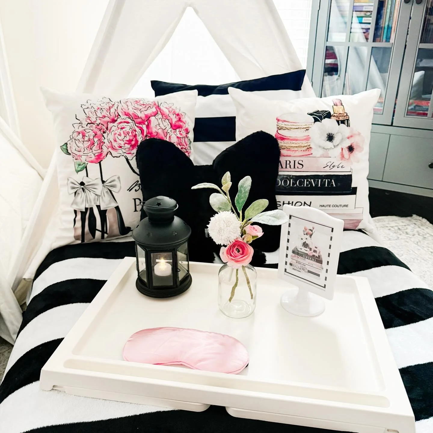 Styled like a headline. 🖤💋

Our new Vogue Couture theme is now on the website and ready to book. February dates are filling up. Reach out today to reserve your date. Only $50 secures your spot. 

#whimsylittleteepeeco #whimsylittleteepeenc #vogueco