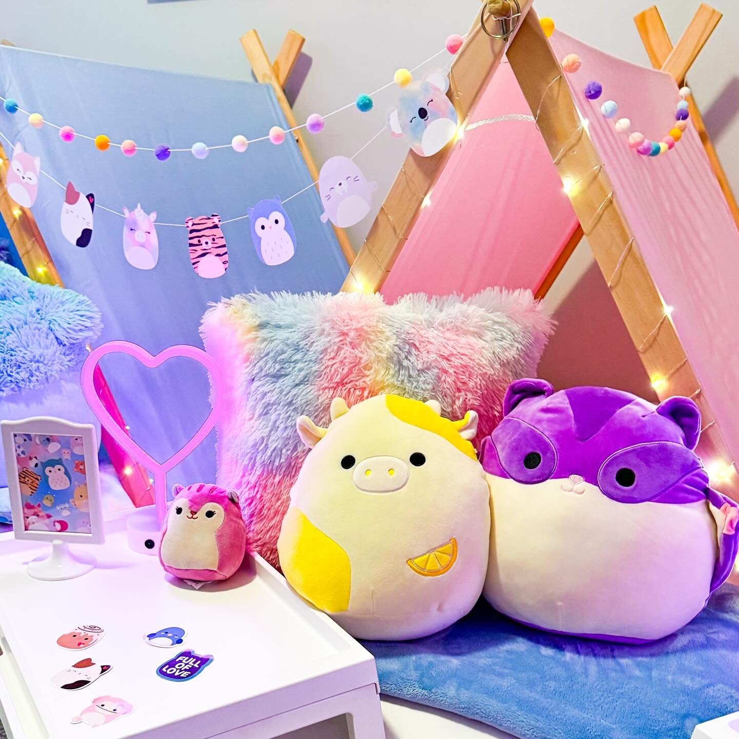 ✨ SQUISH SQUAD SLEEPOVER ✨

The coziest crew rolled in for the ultimate pastel party night! 💜💛🩷💙 From fluffy friends to glowing teepees and sweet little details at every spot, this setup was made for giggles, games, and late-night squish snuggles