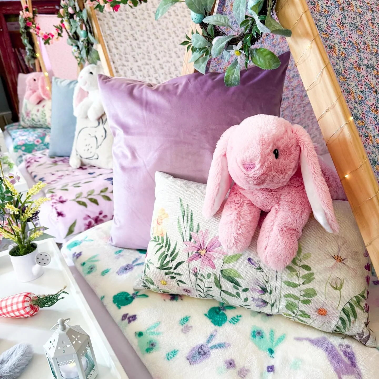 Spring birthday magic is in the details 🌸🐰

A little sneak peek from Jane&rsquo;s 11th birthday sleepover, perfectly timed for her first-day-of-spring birthday. Soft florals, cozy pastels, twinkle lights, and the sweetest bunny touches made this se