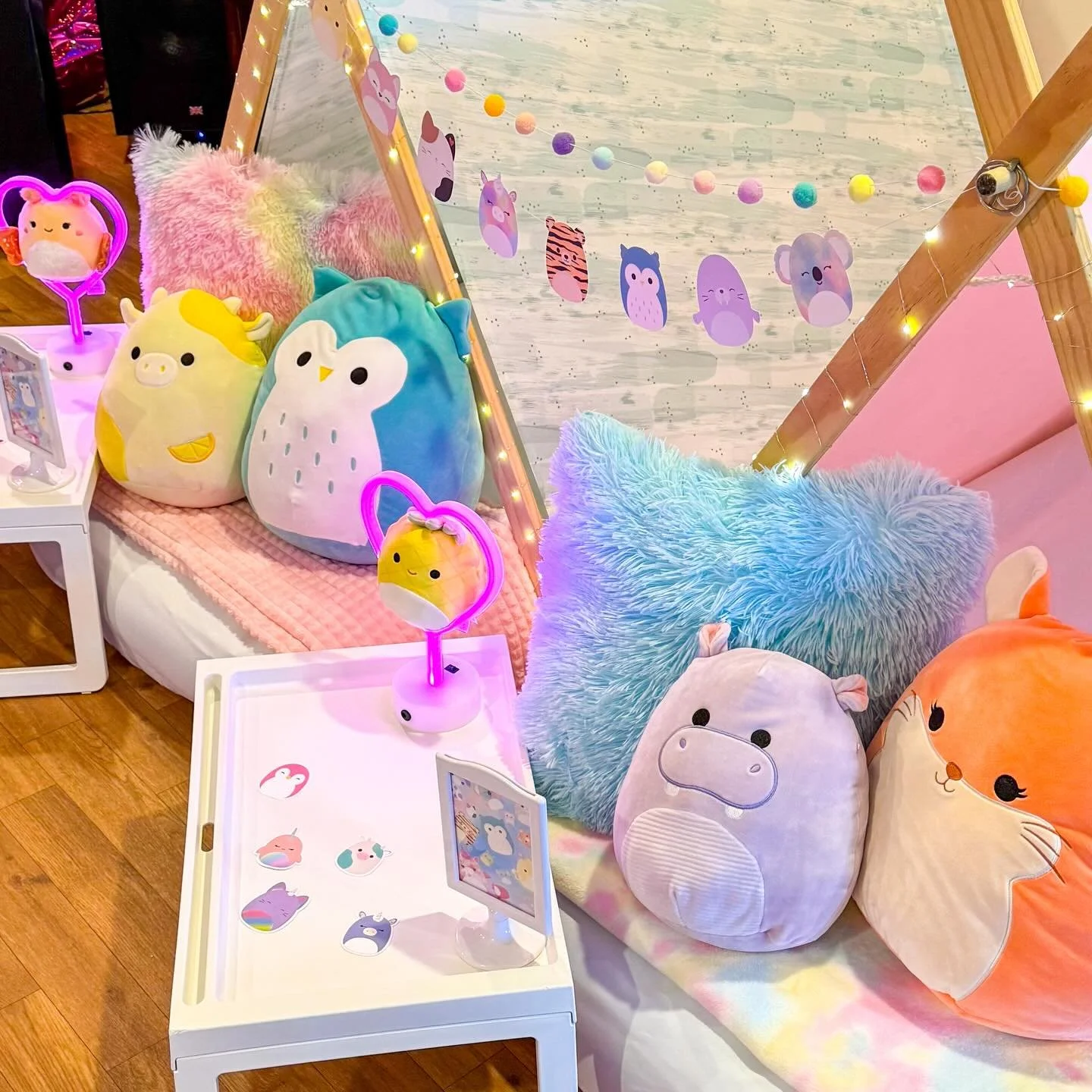 This colorful sleepover setup was full of cozy vibes, fun details, and the cutest pops of color 💕 From plush besties to glowing lights and statement balloons, every little detail was designed to make their night extra special.

Spring and summer bir