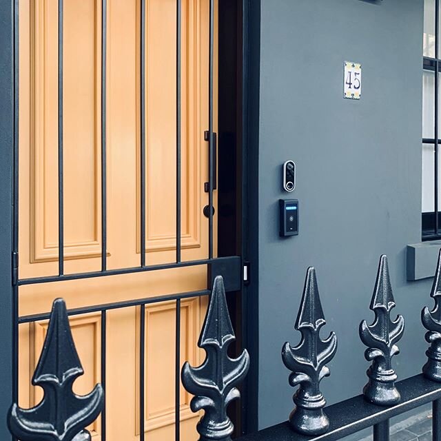 Pardon the pun but we think this metallic black fence is on point 🖤
It perfectly guards the golden treasure behind it - what an entrance! .
At CWS we don&rsquo;t settle for off-the-shelf solutions! This fence was spray painted in a metallic 2pac pol