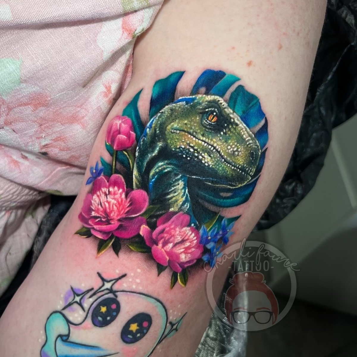 I’ll never forget the goosebumps I got when Blue came to save the day in slow motion in Jurassic World π I thoroughly enjoys this tattoo! It’s not very often I can tattoo dinosaurs but the opportunity to do a Blue portrait is easily done