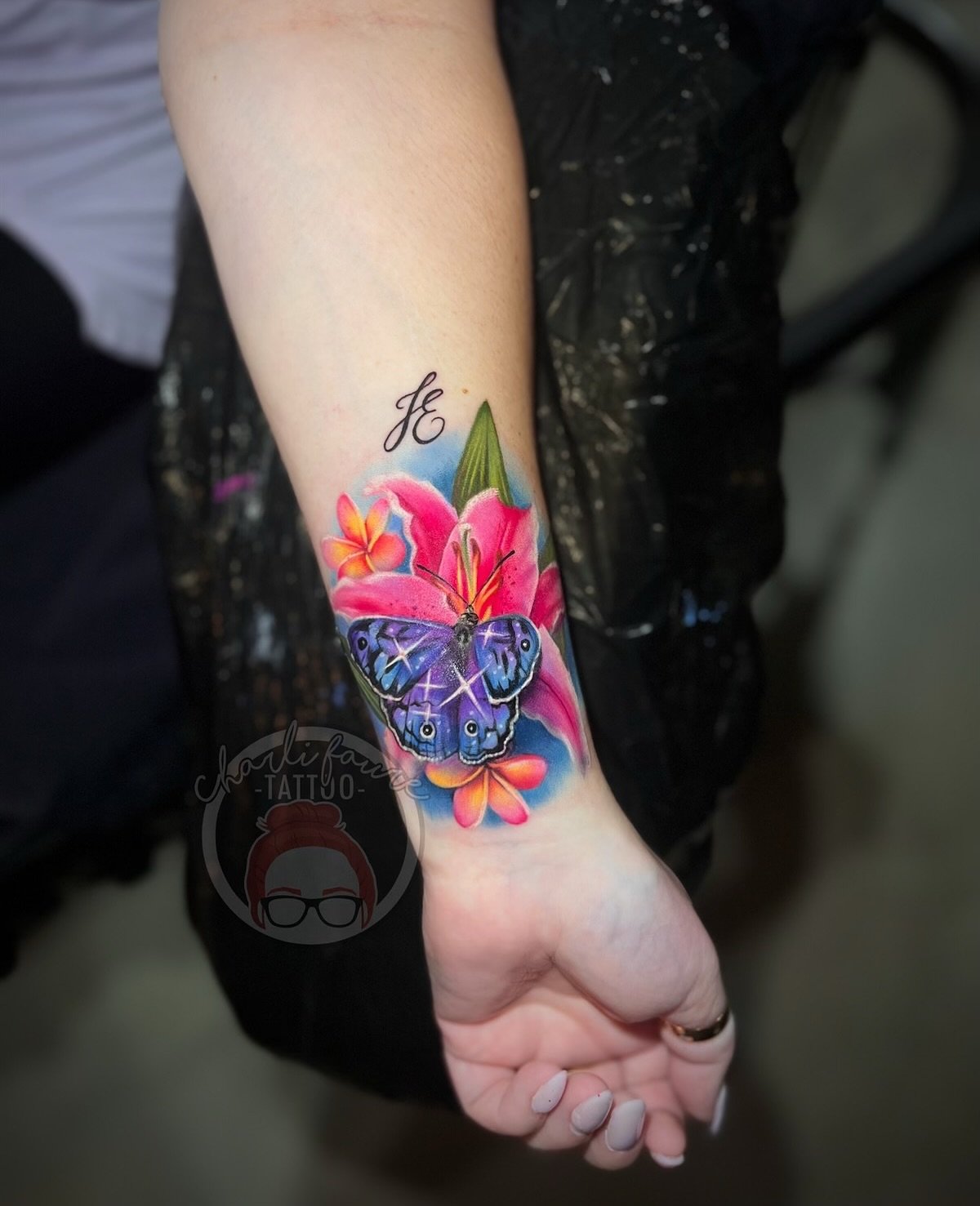 Really happy with this cover up for Evie. We have redone her kids initials as a part of this tattoo. I actually tattooed the watercolour around her original initials tattoo about 8 years ago! Thank you for your continued trust 🖤
•
Currently bo