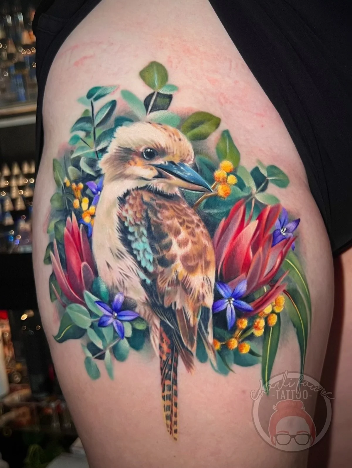 How beautiful is this kookaburra 🥰 I absolutely love tattooing birds and florals. And this Australian native selection and colour pallet is so lovely! Most of the tattoo is healed here. Thanks for the trust Terhi 🖤🌿 excited to continue your other