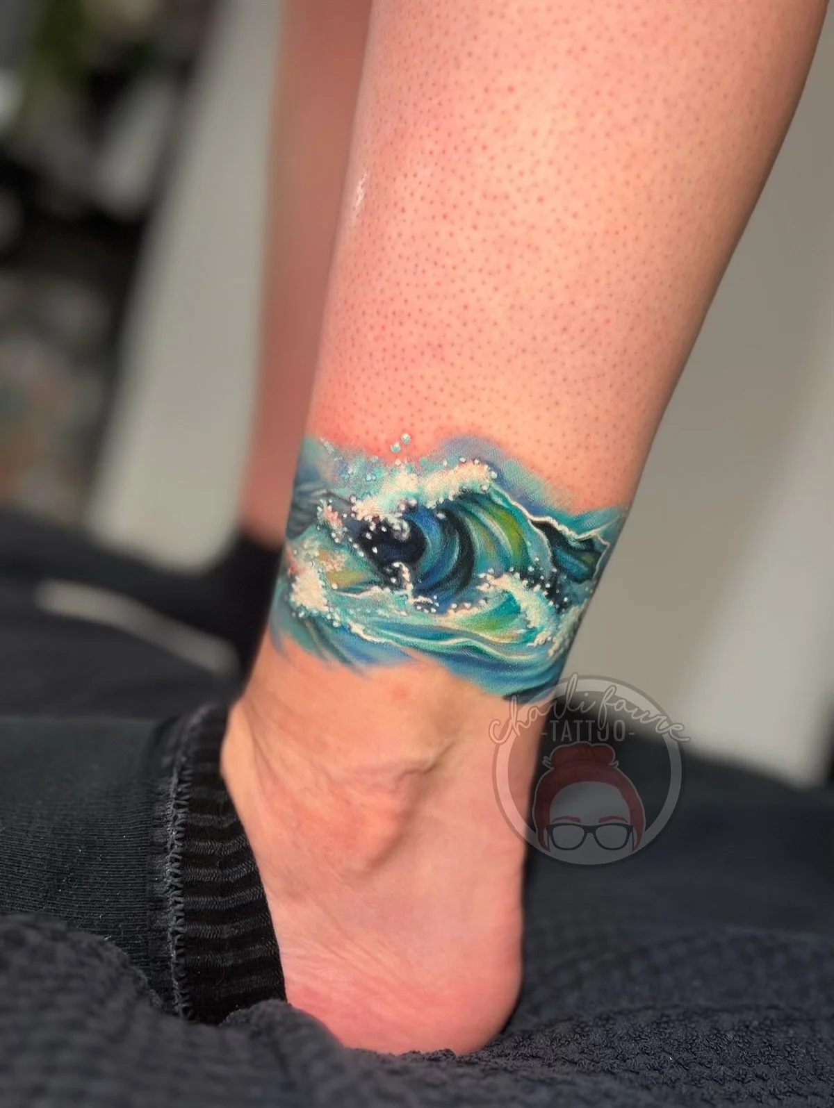 🌊 This was such a tricky but really fun cover up! Really happy with how it’s come together. Thanks so much for all your trust and all the laughs, Pip 🥰
•
Please feel free to fill out a booking form via charlifaure.com 🖤
#canberratatto