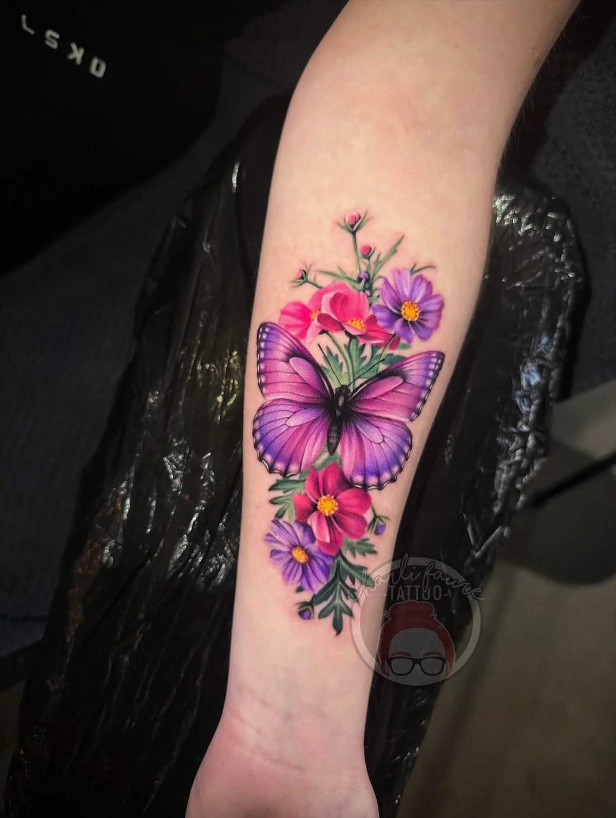 Such a pretty scar cover up for Kim 💕 thank you for your trust with this beautiful tattoo! 
&bull;
Please feel free to fill out a booking form via  charlifaure.com 🖤

#canberratattoo #tattoocanberra @bishoprotary #realism #realismtattoo #realistict