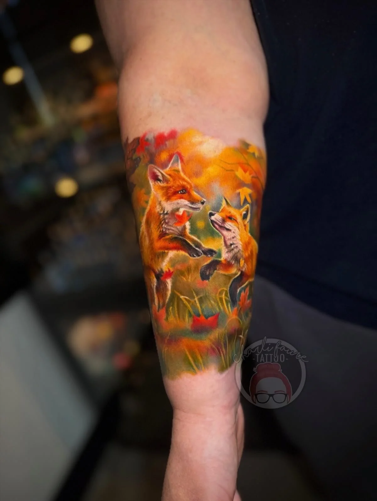 Might be possibly to most wholesome, warm and happy feeling tattoo! Thank you Naomi for trusting me with another beautiful tattoo. These playful foxes represent her children 🥹💕 I&rsquo;m so in love with the colour pallet! 
&bull;
Please feel free t