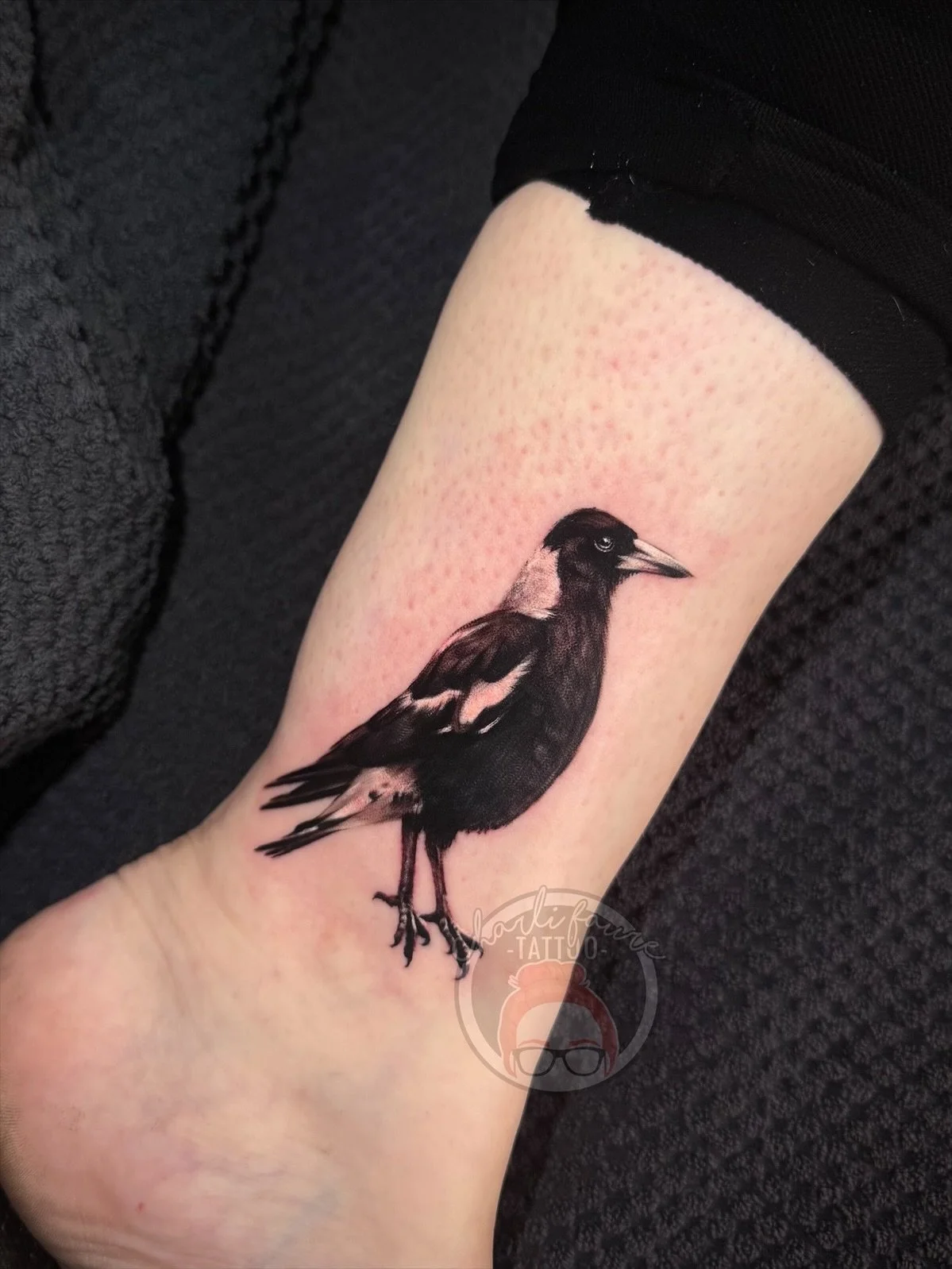 An honour to add another to Kate&rsquo;s collection. Thank you for the continued trust! Such a cute magpie for Kate&rsquo;s special little visitors 🐦💕

Please feel free to fill out a booking form via charlifaure.com 🖤

#canberratattoo #tattoocanbe
