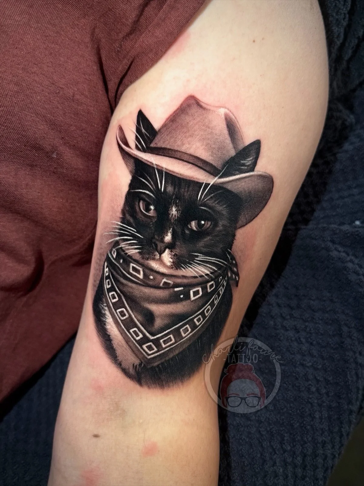 Had so much fun fun with this adorable western kitty portrait for Lia&rsquo;s fur baby Dixie 🐈&zwj;⬛💕 Thank you for the trust again. I forgot to get photos of Lia&rsquo;s doggo portrait we did years ago! 😅 

Please feel free to fill out a booking 