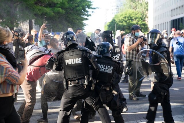 Protesters and police clash at 2020 DC riots. Photo: Ryan Kosmides/Unsplash