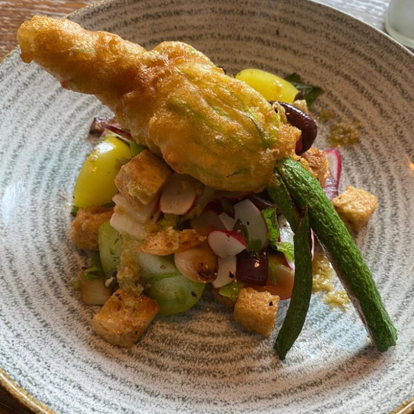 Our fresh new menu has arrived @thelarrik

Baba ganoush, radishes and fennel seed flatbread 

Hampshire crayfish roll, 
Little gem, Parmesan &amp; smoked chipotle 

Goats curd stuffed courgette flower, heirloom tomatoes 🍅, charred red onions 

Come 