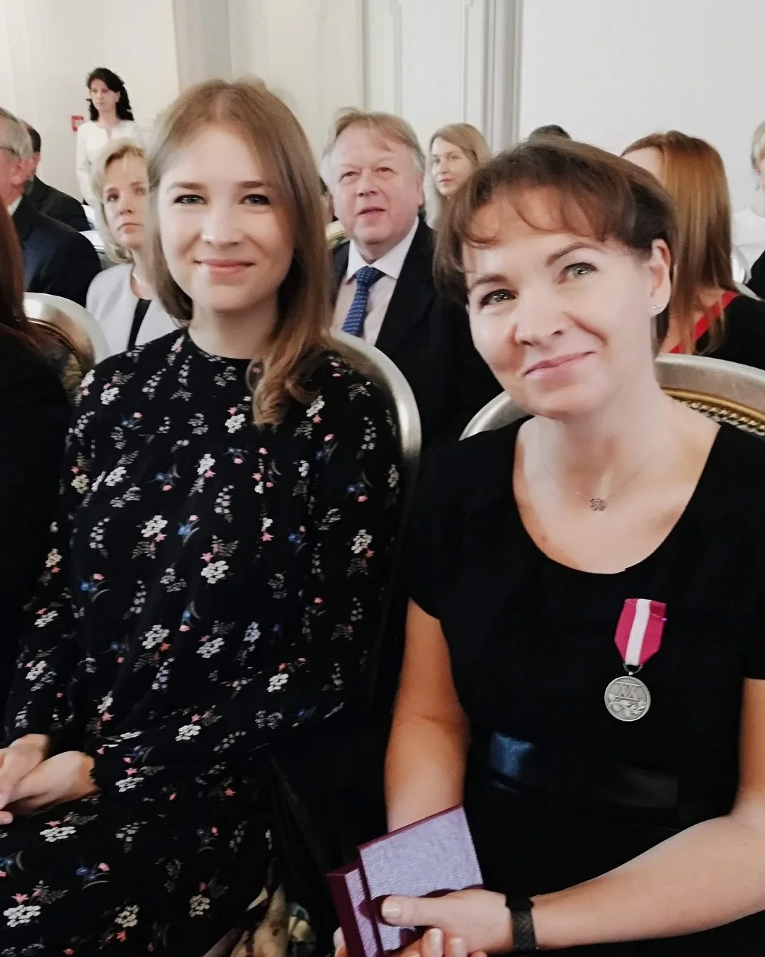 Dzień Komisji Edukacji Narodowej, Dzień Nauczyciela 💐
Od dziecka wyczekiwałam, kiedy 14 października moja Mama przyjdzie ze szkoły do domu z naręczem kwiatów, kartek i - co najważniejsze - z niezliczoną liczbą bombonierek i słodkich prezent&