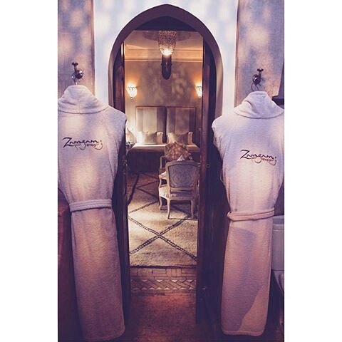 Stunning Rose Suite Bathroom!
Photo Taken by: @_remyshay_ #marrakechriads #marrakech #riadzamzam #rosesuite #lighting #bathrooms #robes