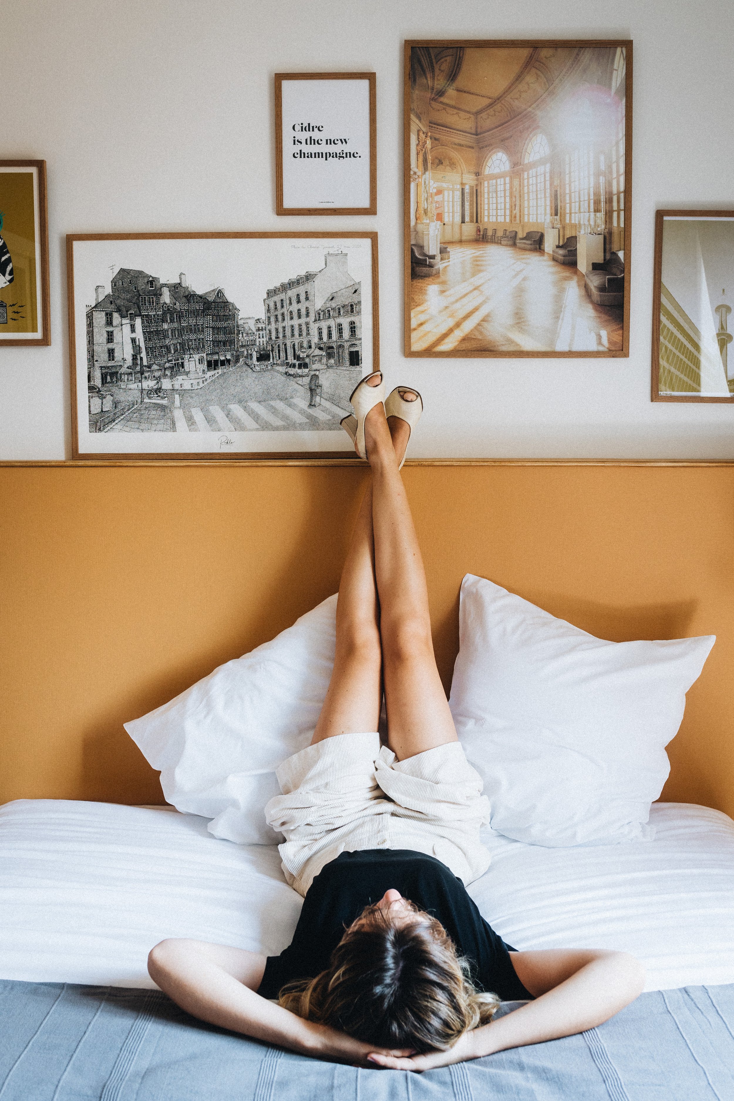 femme-jambes-lit-escarpin-chambre-chouettes-hostel-rennes-hotel-auberge.jpg