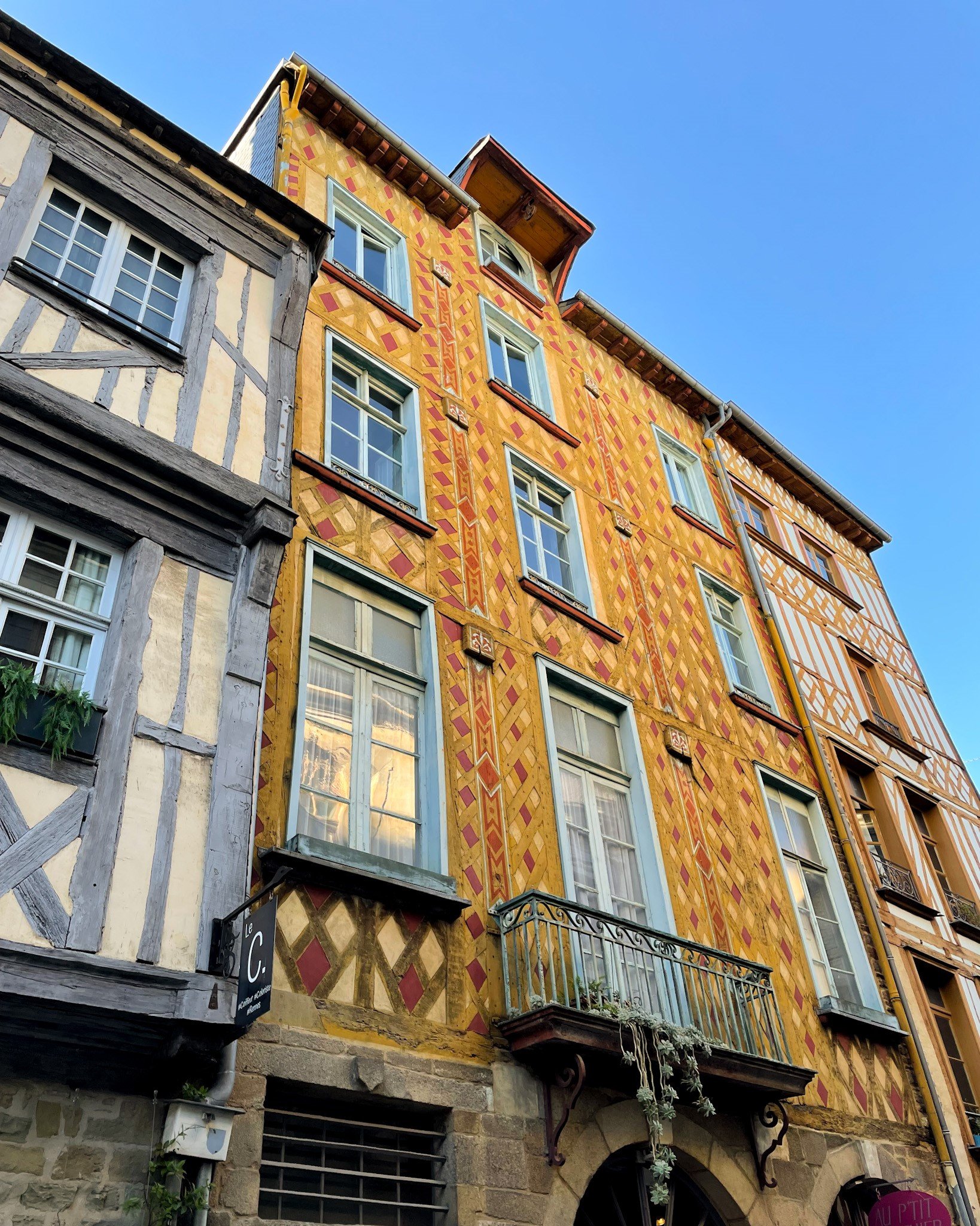 rue-du-chapitre-rennes-centre-historique-facade.jpg