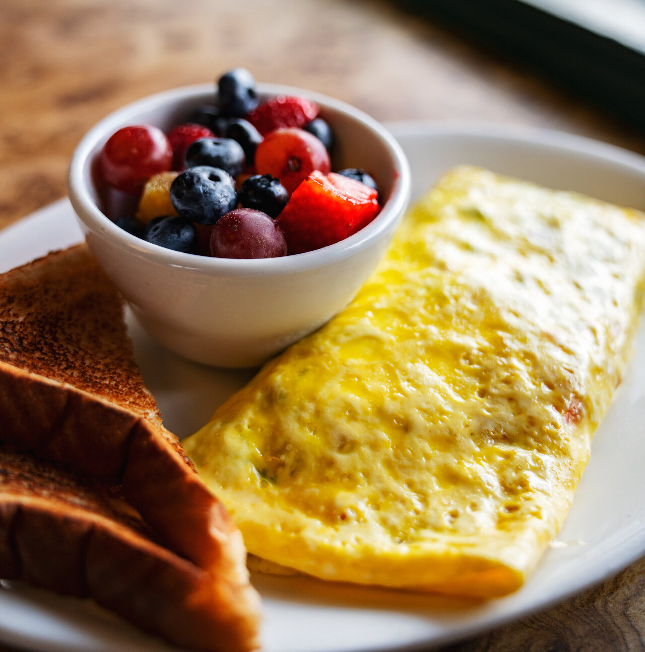 Omelet w: fruit.jpg