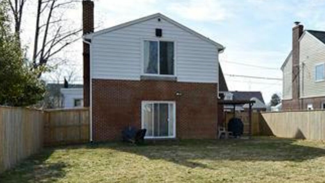  The yard when I bought the house. Definitely missing something. So let's build a something. 