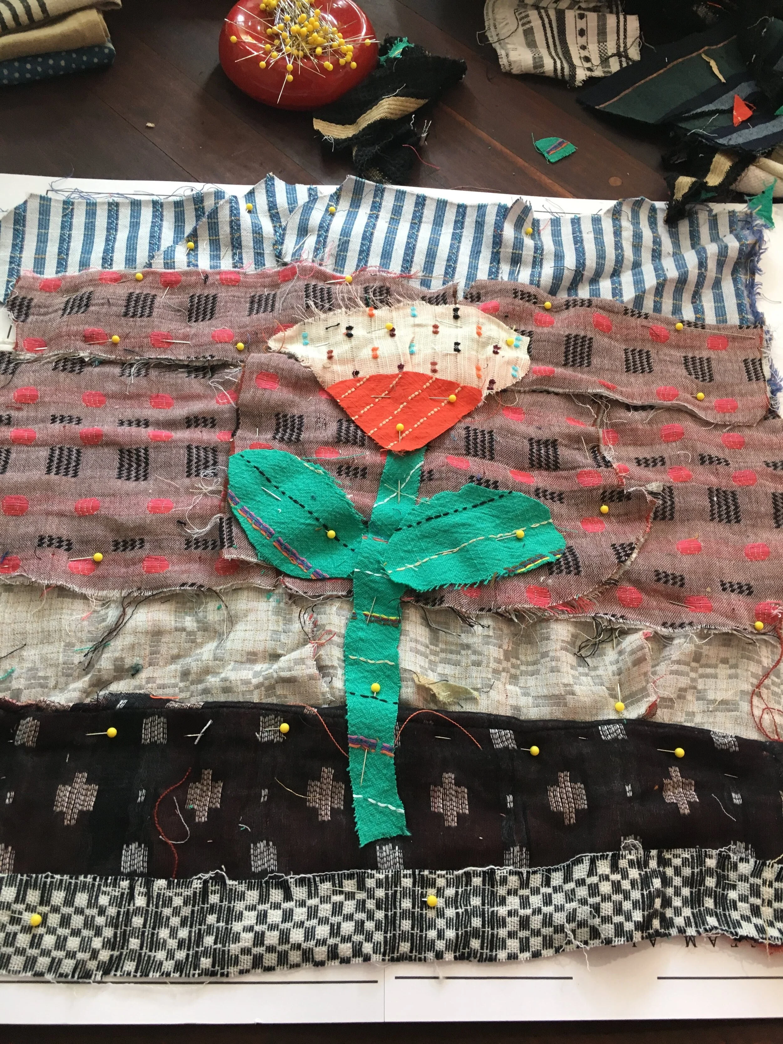  Using fabric scraps to design a quilted square for the @aceandjigcommunityquilt project 