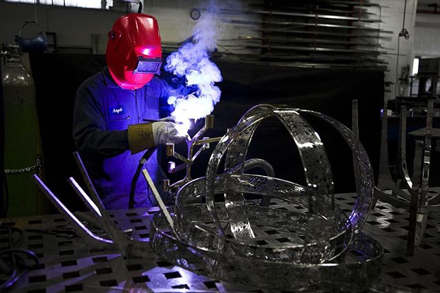 One of our talented welders, Angel, putting together a stainless steel branched chandelier!
.
.
.
.
.
#metalworks #design #architecture #interiordesign #stainlesssteel #chandelier #light #welding #luxury #furniture #modern