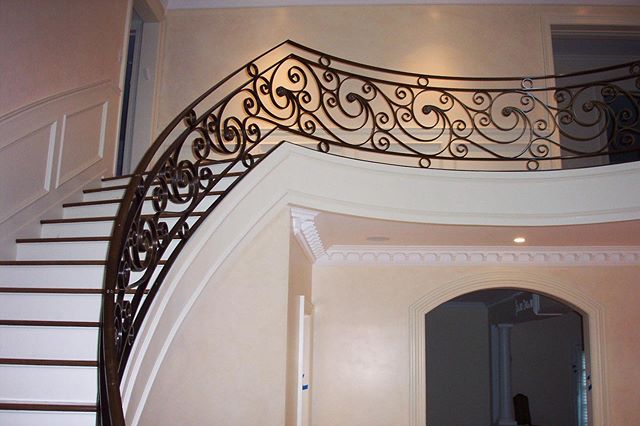 Spectacular curved bronze floral Banister, post-installation as well as during fabrication and finishing.
.
.
.
.
.
#design #architecture #art #bronze #bronx #newyork #nyc #interiors #interiordesign #modern #floral #furniture #brass
