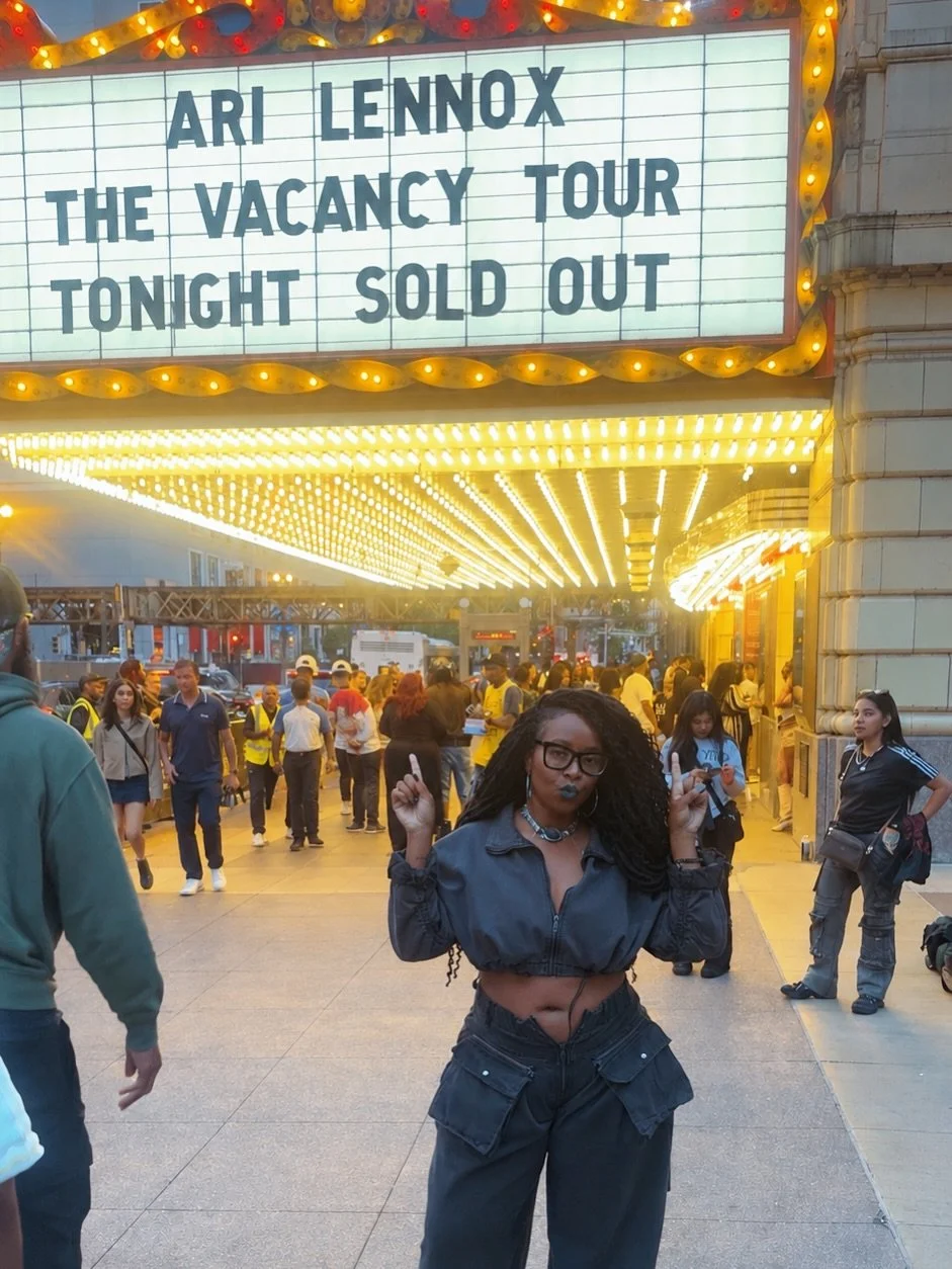 Wiggled back home to Chicago for a sec to handle a few things. 

My sister wanted to see the beautiful @arilennox ! Omg she snapped last night! 🔥 🙌🏾 She looked so beautiful and her mic was on! 🗣️🗣️🗣️

2 Piece Set: @famousgab Shop #AdoreBoutique