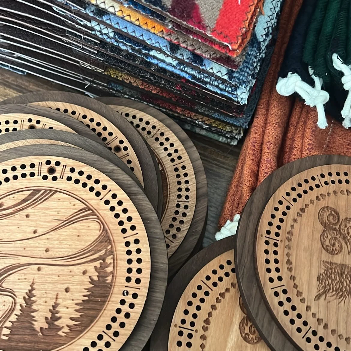 Something about that two toned walnut and cherry combo just never gets old. Letting the natural wood grain speak for itself with just a bit of danish oil to seal it up, no paints or stain ✨🌲🖤

#cribbage #travelcribbage #travelgames #woodartist #cri
