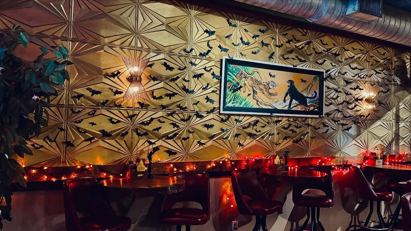 What if we kithed by the bat wall 👉👈🥺🦇🧡