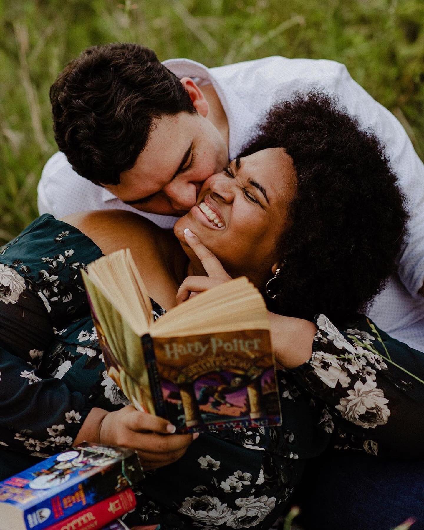 Spending tonight with a good book and the most adorable engagement shoot. Congratulations @whitswellnessjourney and Caleb on your big day!! 📚⚡️
📸: @reginathephotographer