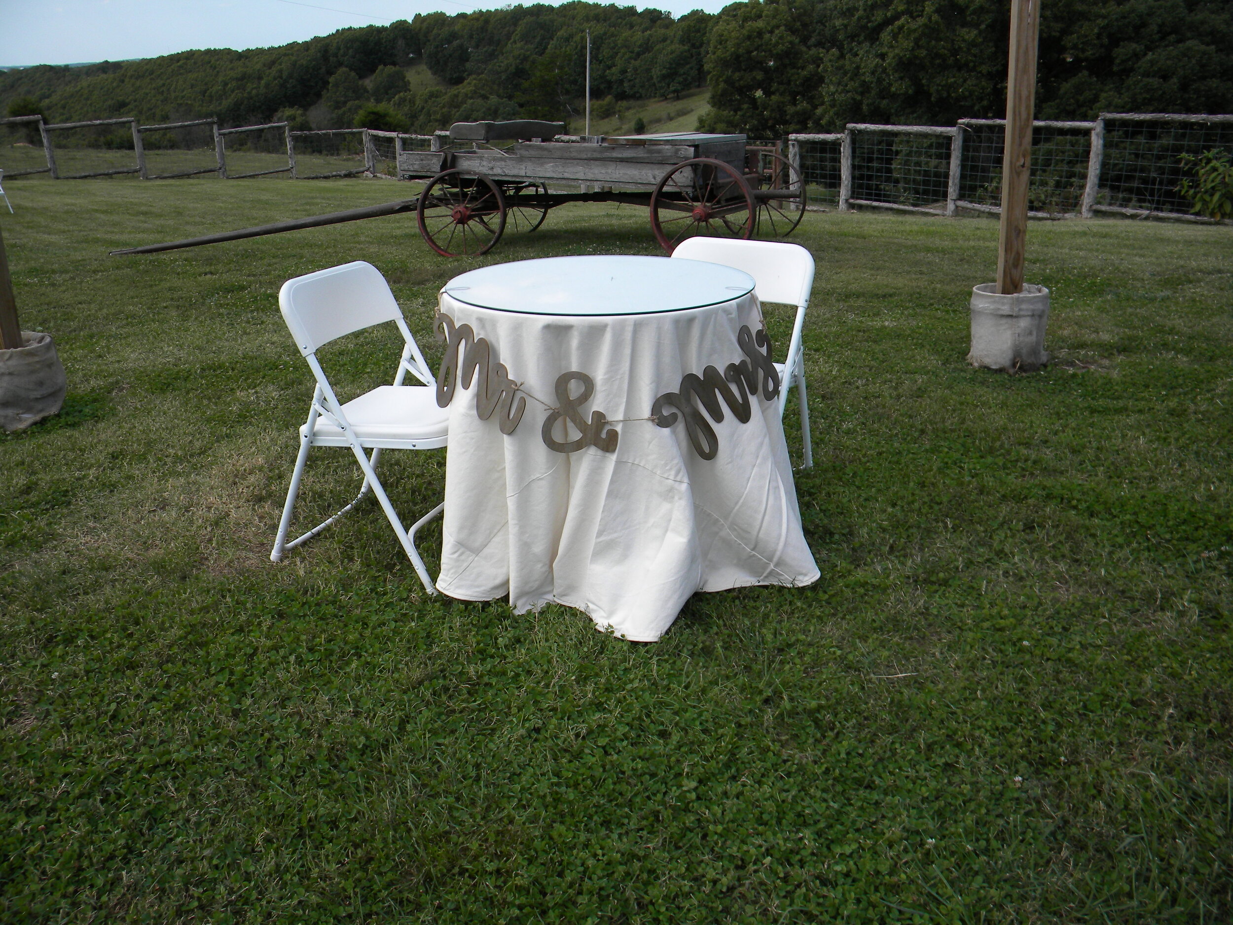 2 sizes Sweetheart Table w/ivory cover 