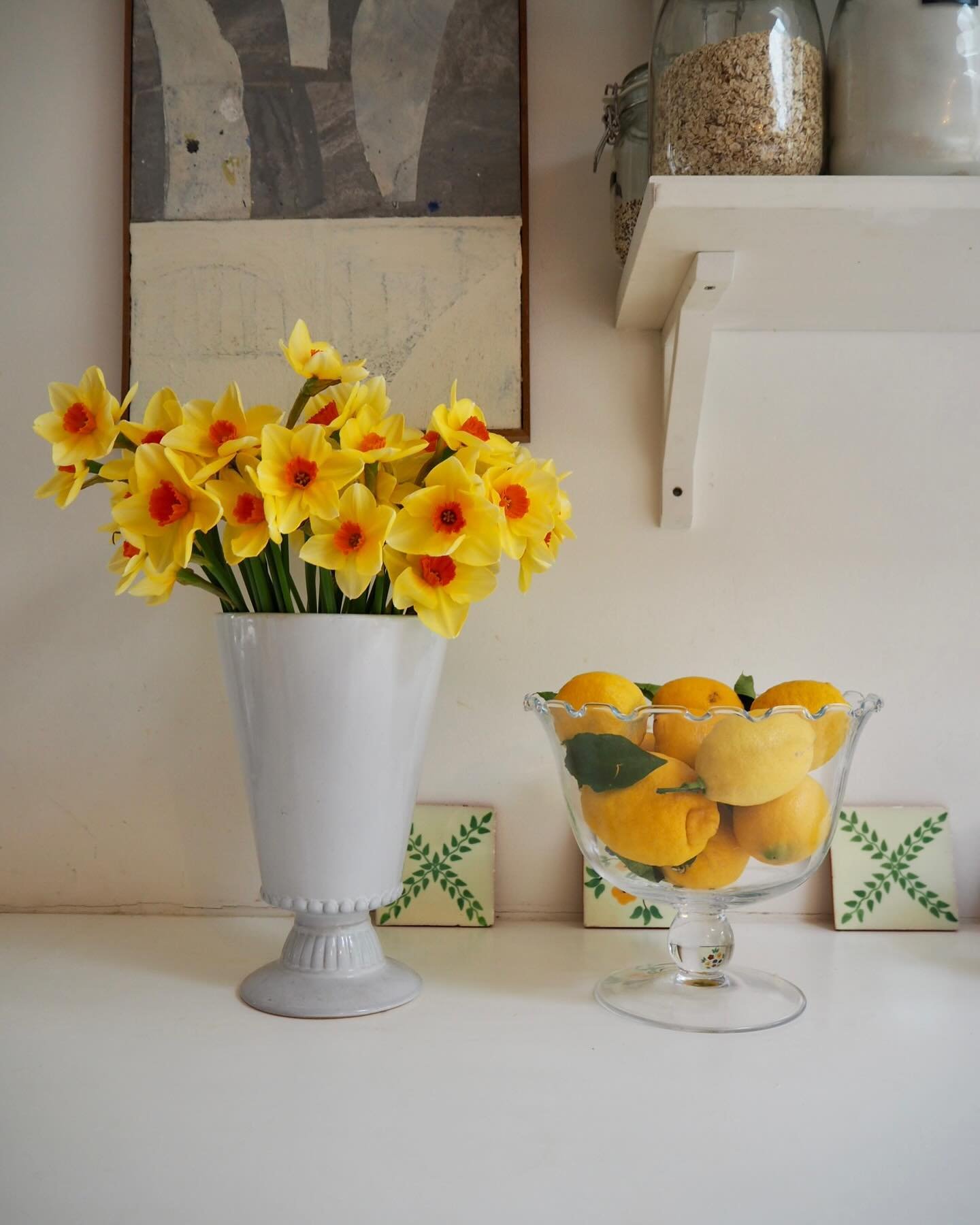 When life gives you lemons 🍋 put them in a frilly bowl and show them off. I am always such a fan of drawing these Italian lemons with soft pastels. Arranged in a bowl or as part of a still life in a clam shell, they add that dash of acid colour to a