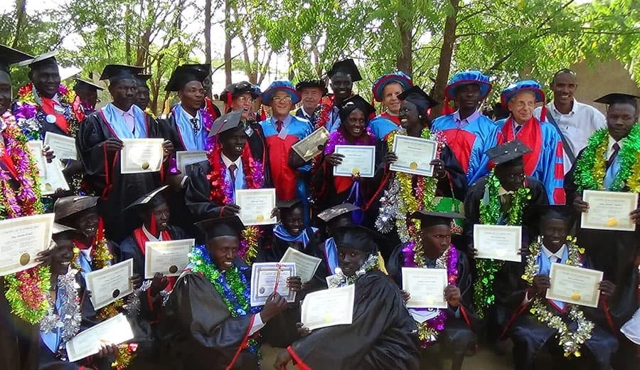 Cérémonie de remise des diplômes du programme de formation de pasteurs en swahili organisé par le BTCP au Kenya.