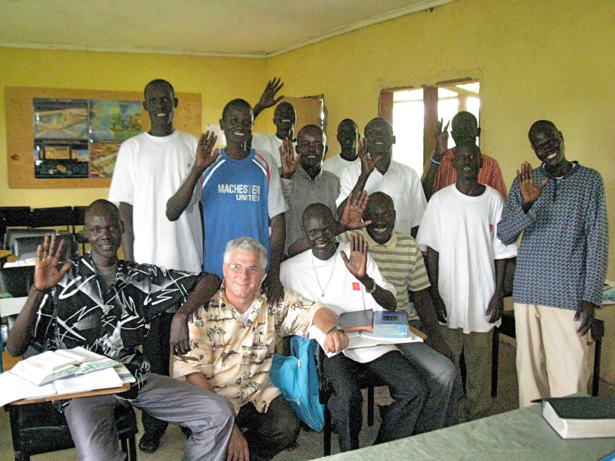 Greg con estudiantes de la Escuela Bíblica IDAT_Tonj_Sudán del Sur.jpeg