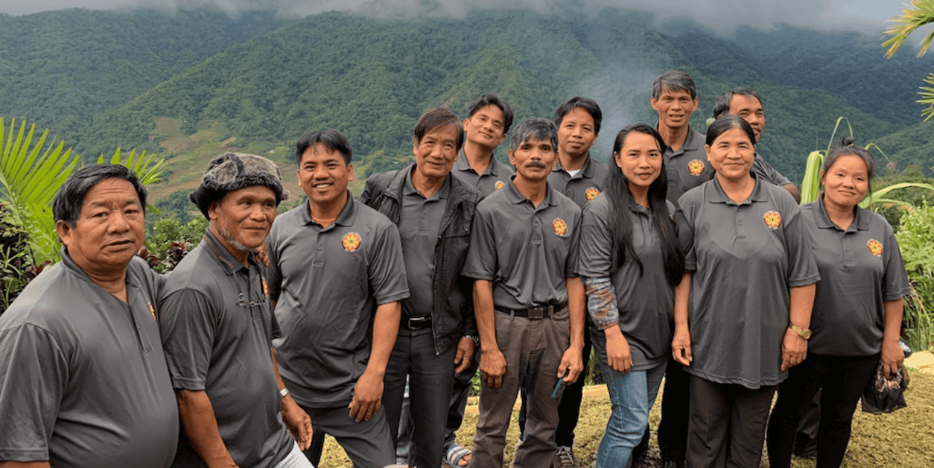 Discípulos filipinos de un programa de formación bíblica del BTCP se reúnen para una foto de grupo en un pintoresco entorno montañoso.