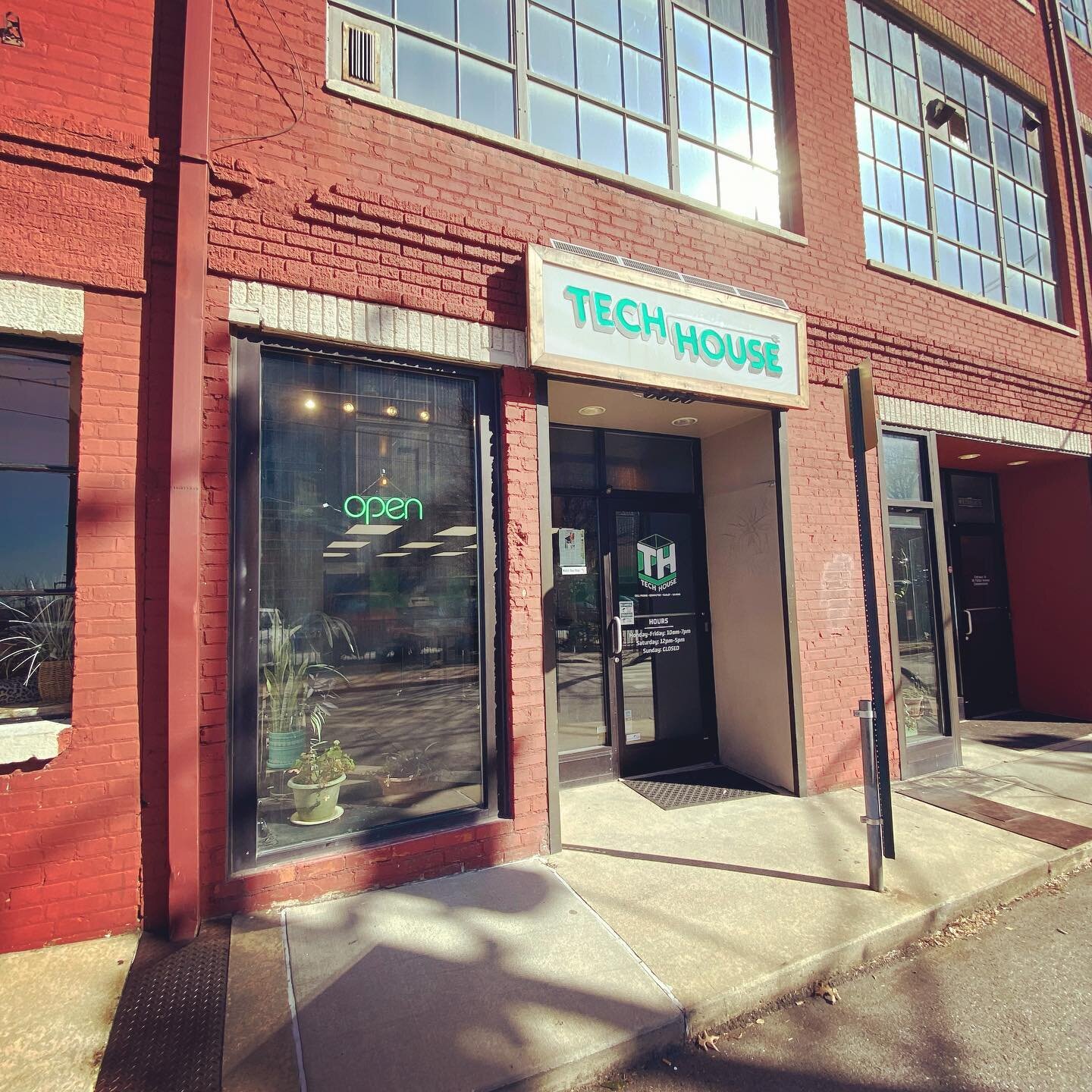 Happy Monday folks! The sun is shining bright on Tech House this morning! 🌞 We will be open all this week from 10am-7pm, coming up with creative solutions for your tech needs 🤓
&mdash;&mdash;&mdash;&mdash;&gt;&gt;&gt;Swipe for Monday memes! 
#downt