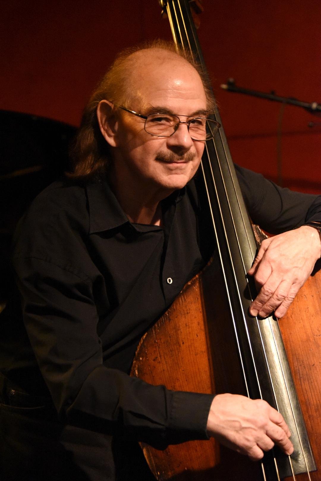 Mike Richmond, bass