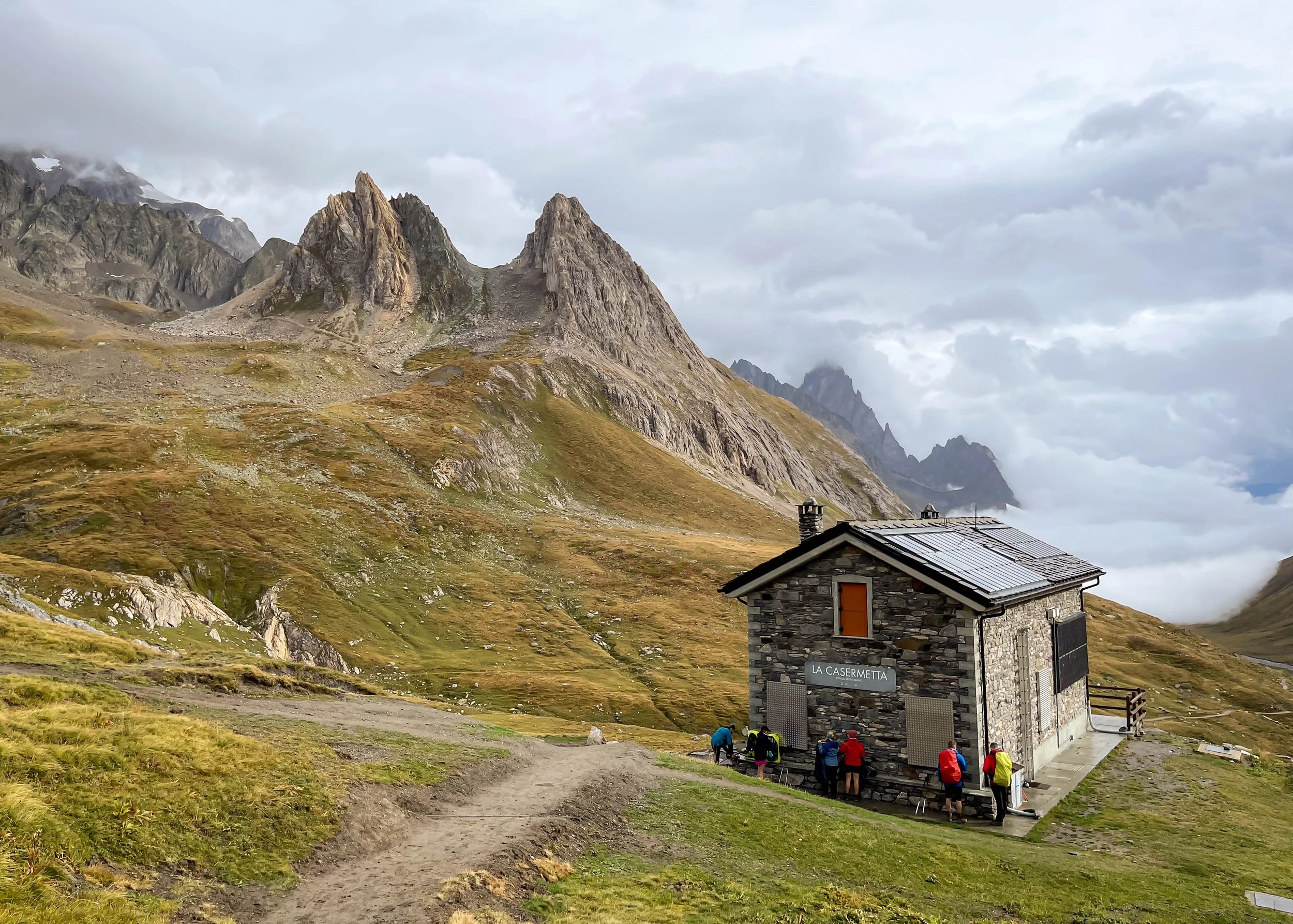 How much does it cost to hike the Tour du Mont Blanc? — The Hiking