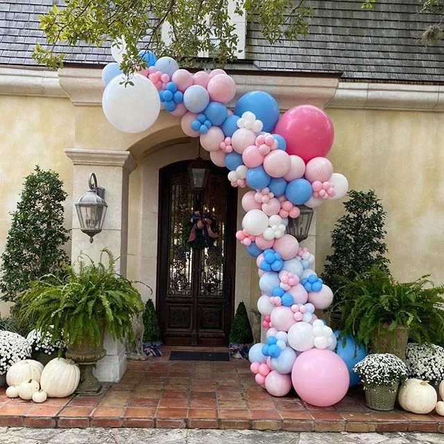 Oh sweet baby what will you be 💗💙, we can’t wait to see!! Elegant and fun baby shower decor 🎈