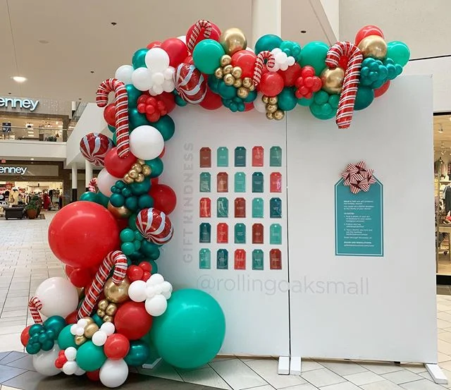 GIFT KINDNESS! In all the hustle and bustle of the holiday season we sometimes forget what the season is all about, giving back to our brother. We focus on gifts and presents but sometimes people just need a Random Act Of Kindness! Go visit @rollingo