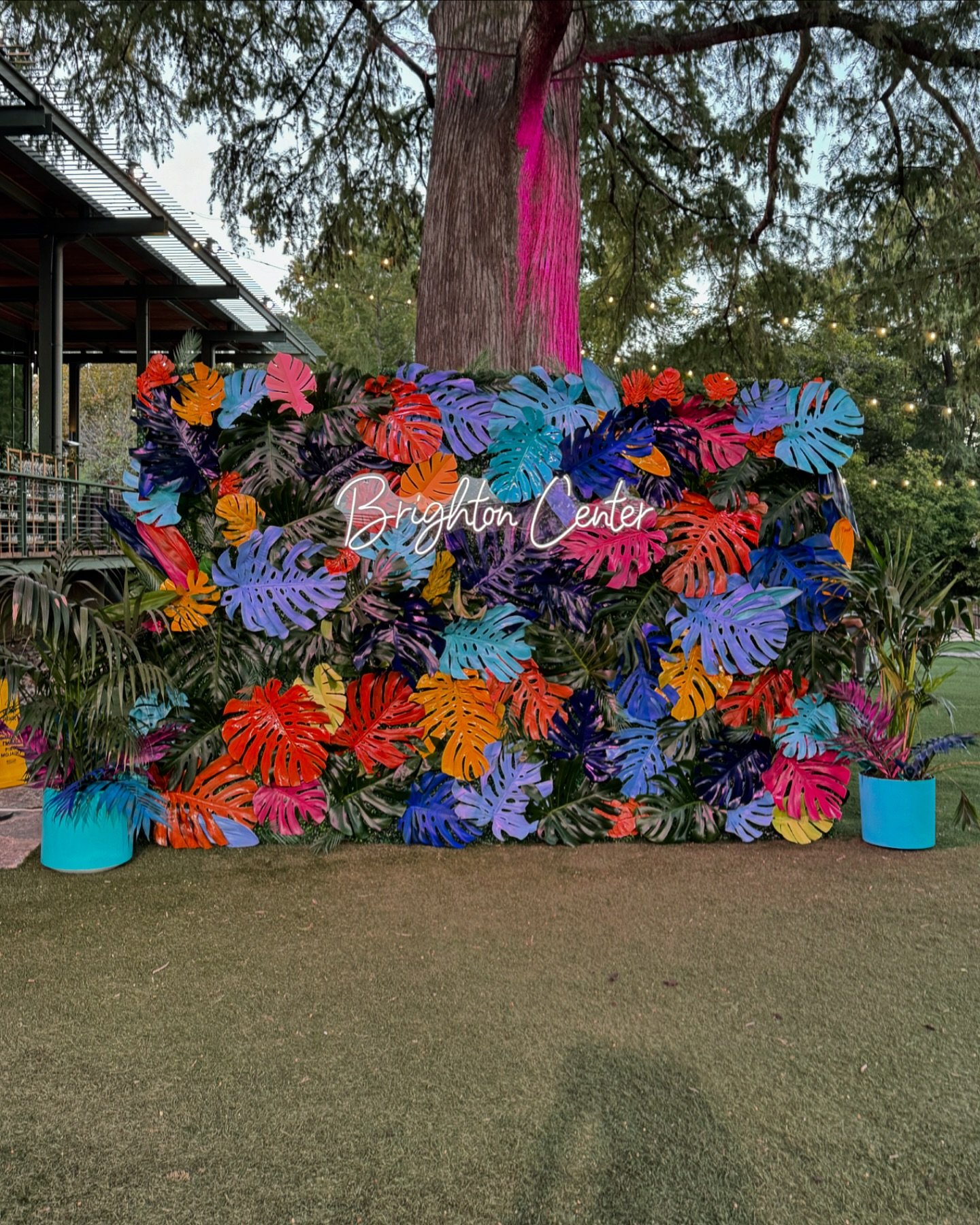 We love this beautiful project 🥹 we created this amazing back drop with real leaves which we individually painted one by one to create this artwork 🥹.