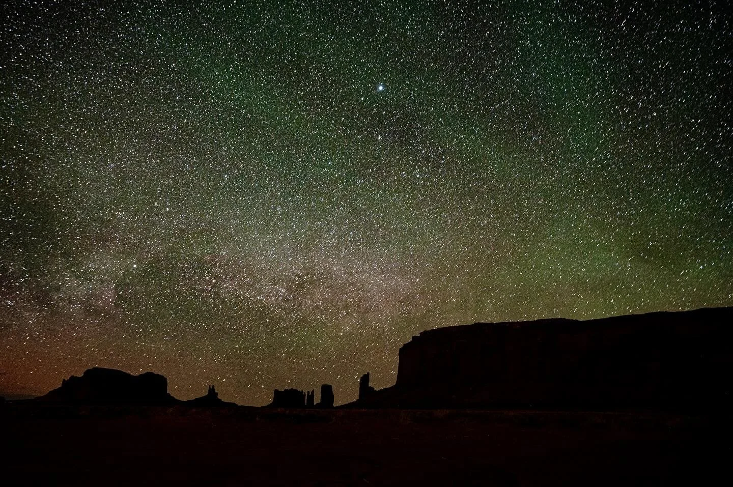My time spent in the Navajo Nation was nothing short of extraordinary. I took a fantastic slot canyon tour with @canyon_x_tours, saw Monument Valley up close via the tribal park (though I was too nervous to take the drive down 😬), and had one of the