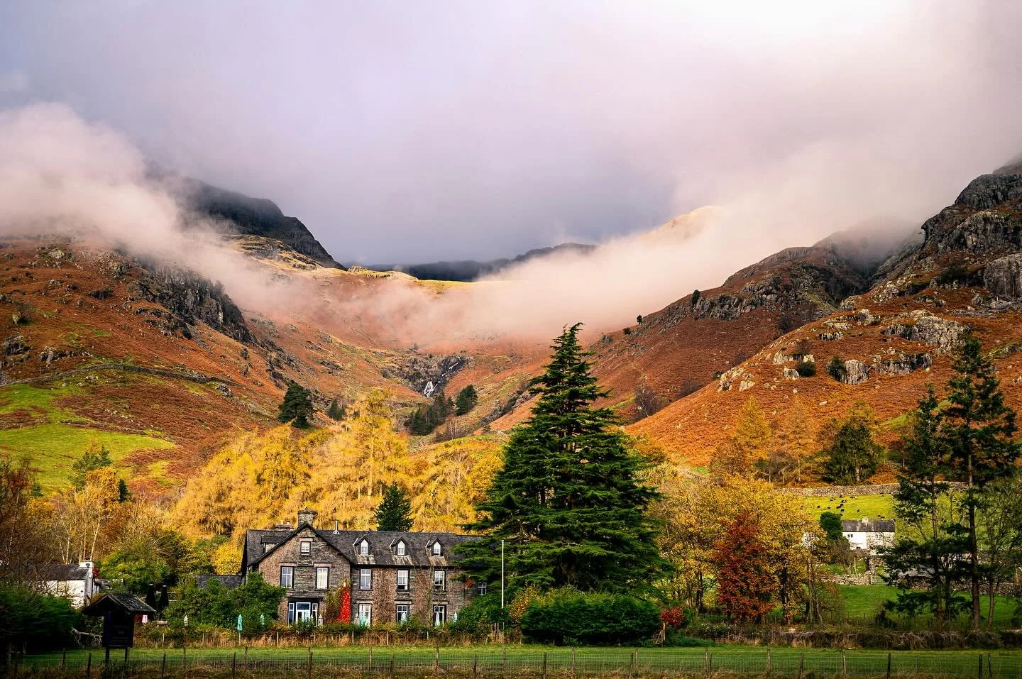 This time last year we traveled to the UK to see our dear friend @paigeypopss get married, and we ended up turning it into a little England/Scotland tour that revealed these places at their autumnal best. Somehow none of my photos/video ever made it 