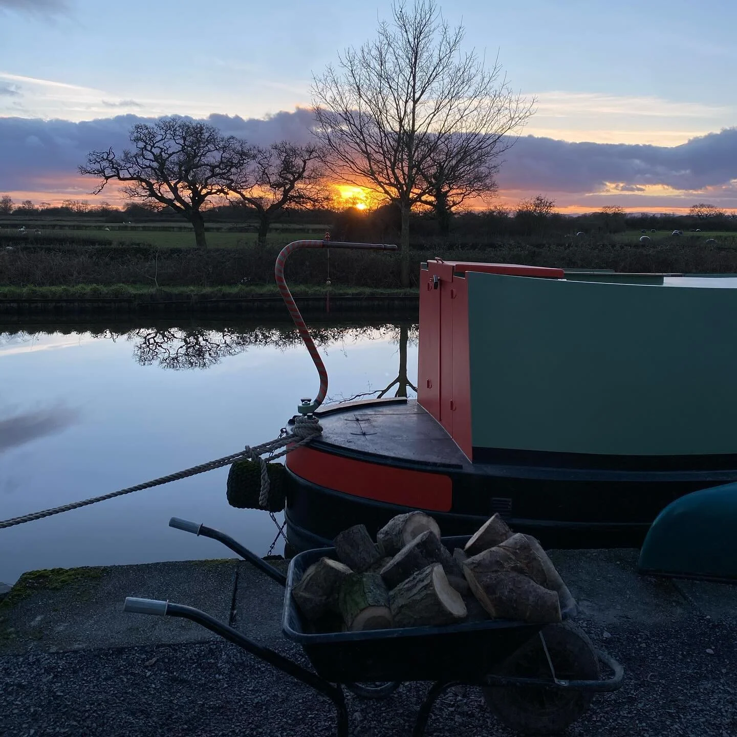 Thought I&rsquo;d better get some of the wood pile chopped before the Beast from the East comes&hellip;. Although we are down to -3 tonight! Literally shiver my timbers!!!! 
#narrowboat
#narrowboatlife